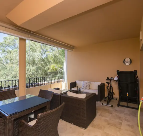 Апартаменты на первом этаже R4673671