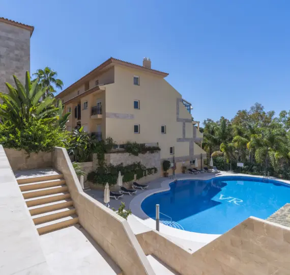 Апартаменты на первом этаже R4673671