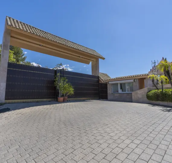 Апартаменты на первом этаже R4673671