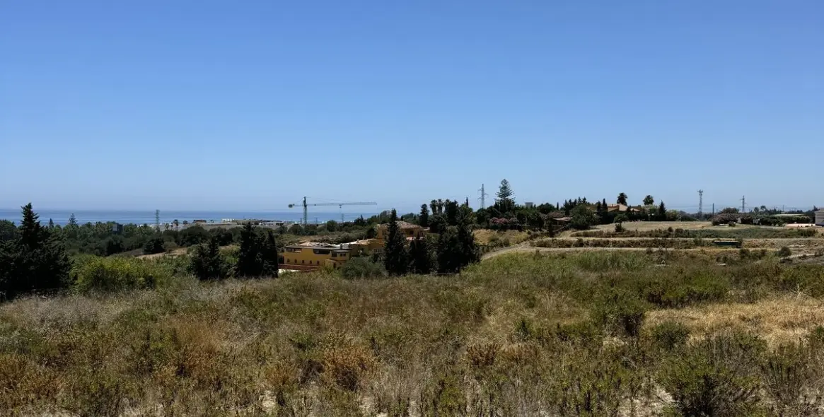 Venta de parcela residencial en Selwo 13