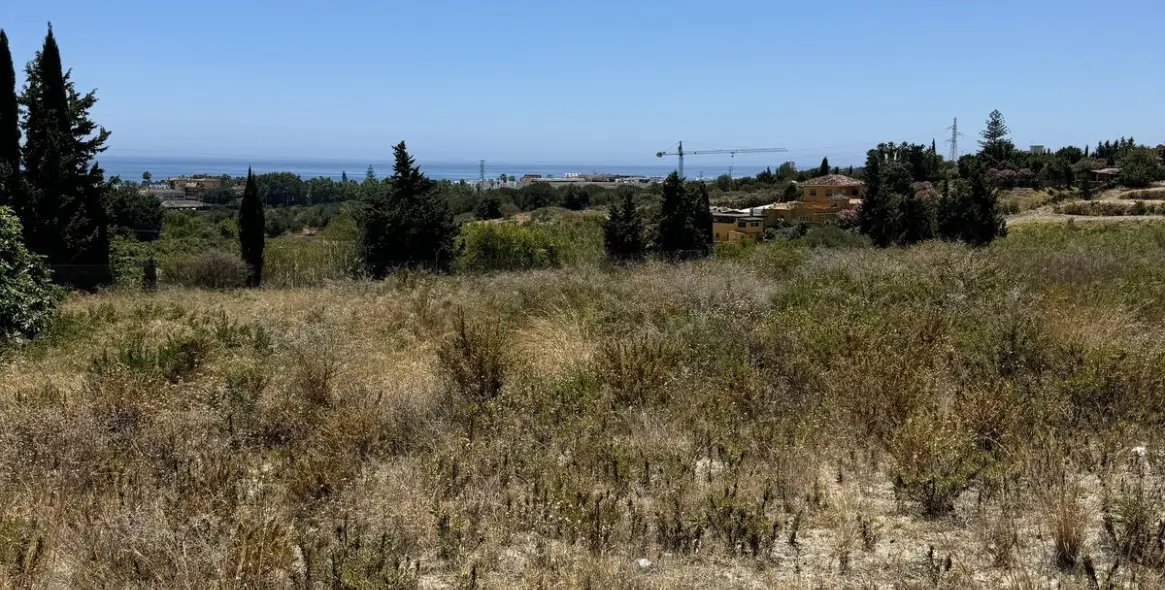 Venta de parcela residencial en Selwo 14