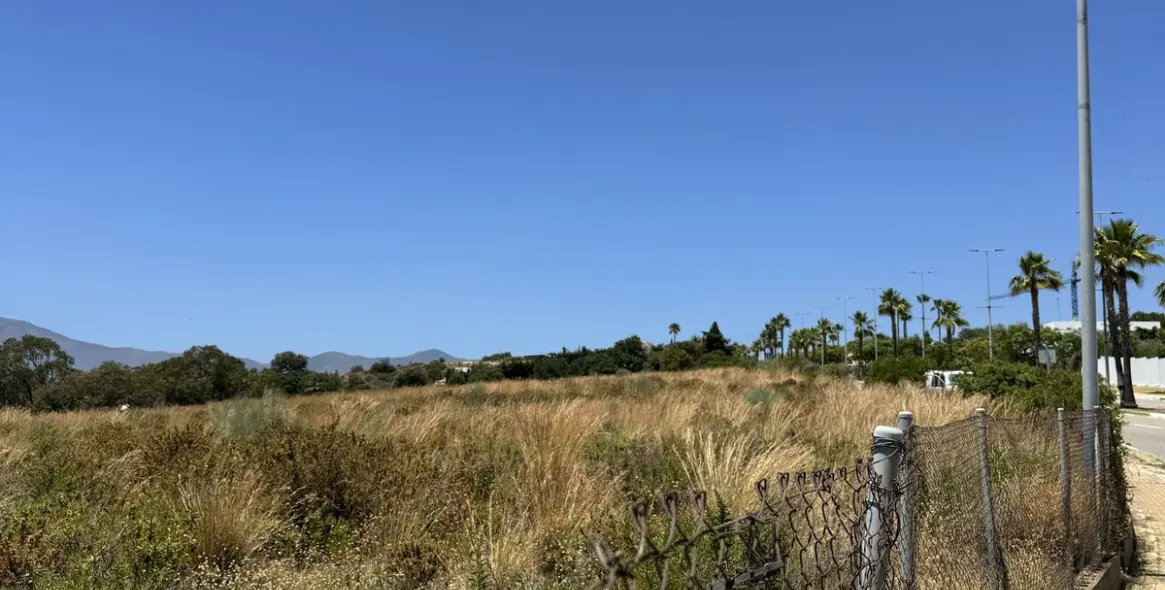 Venta de parcela residencial en Selwo 16