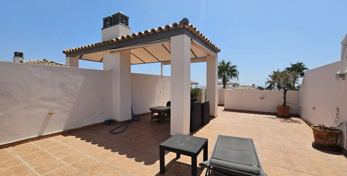Sale of penthouse in Estepona 2