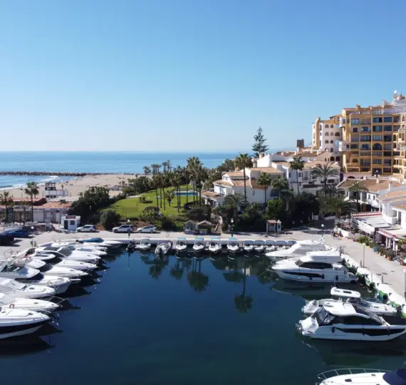 Sale of middle floor apartment in Puerto de Cabopino