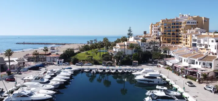Sale of middle floor apartment in Puerto de Cabopino 1