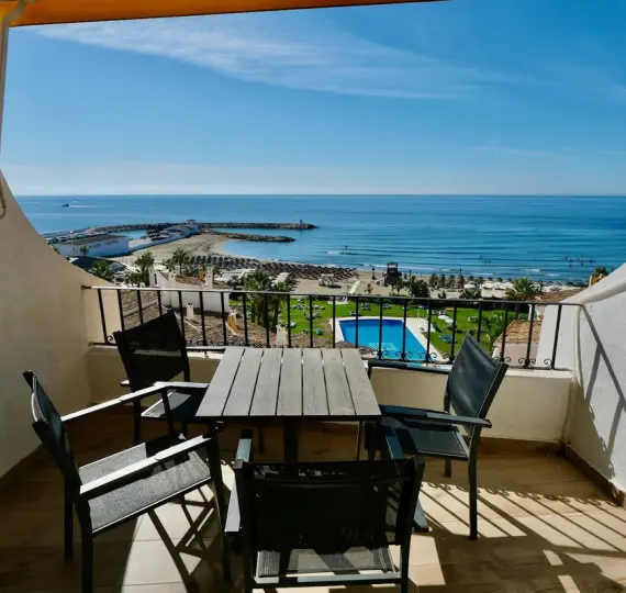 Sale of middle floor apartment in Puerto de Cabopino