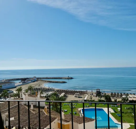 Sale of middle floor apartment in Puerto de Cabopino