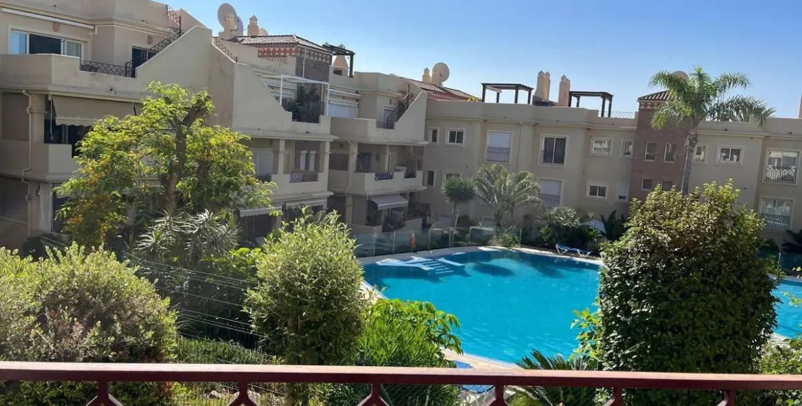 Sale of middle floor apartment in Estepona 1