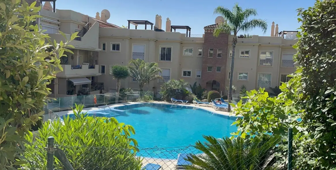 Sale of middle floor apartment in Estepona 2