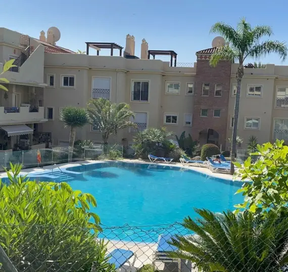 Sale of middle floor apartment in Estepona