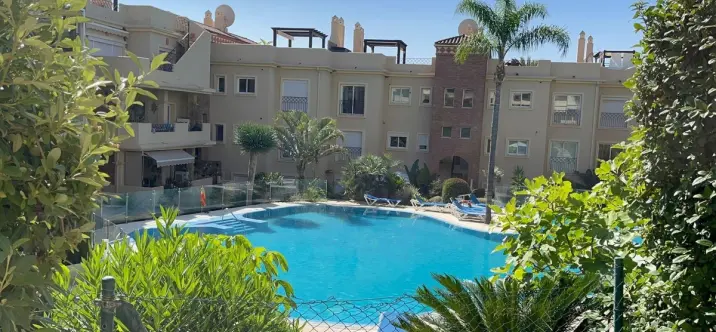 Sale of middle floor apartment in Estepona 1