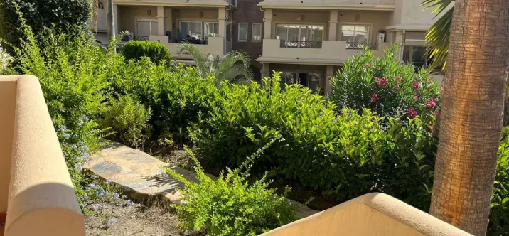 Sale of middle floor apartment in Estepona 2