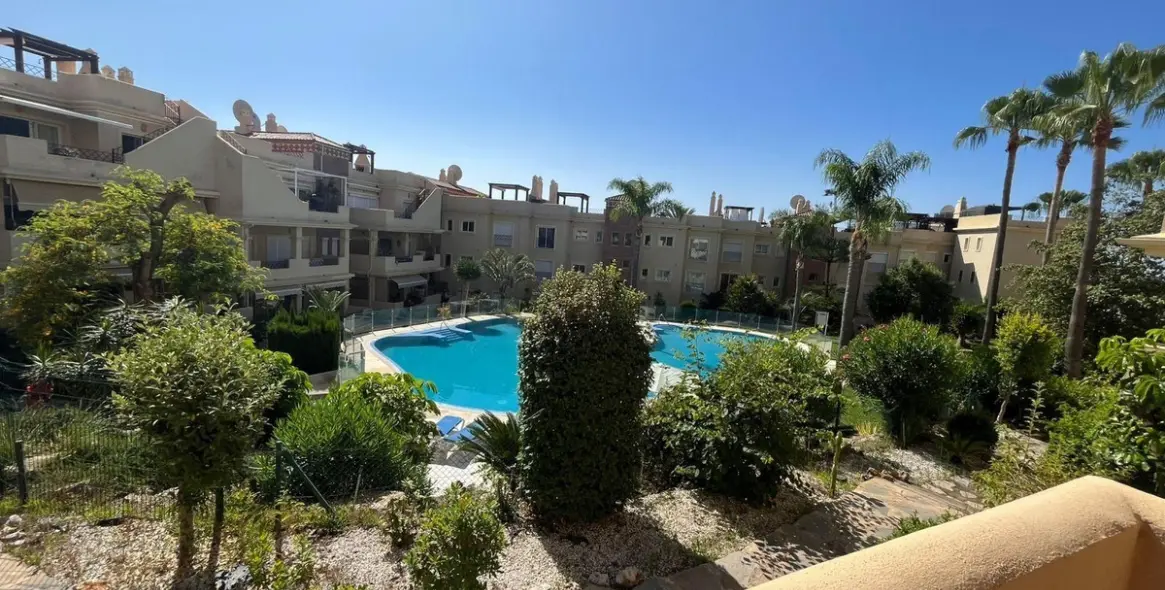 Sale of middle floor apartment in Estepona 4