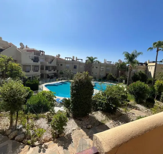 Sale of middle floor apartment in Estepona
