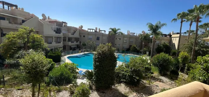 Sale of middle floor apartment in Estepona 3