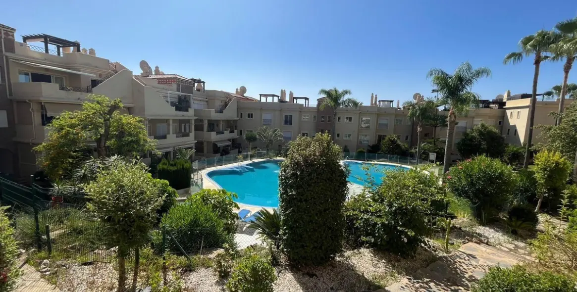 Sale of middle floor apartment in Estepona 5
