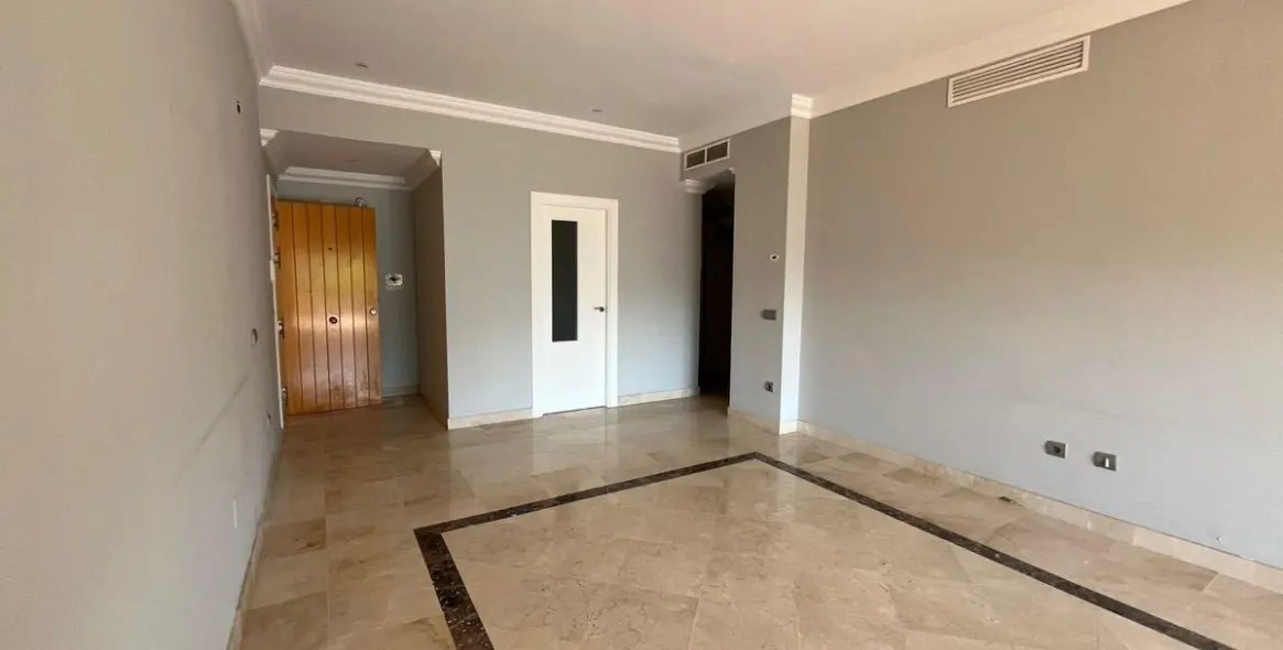 Sale of middle floor apartment in Estepona 7