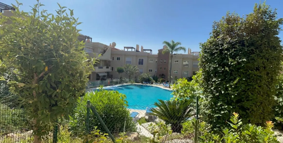 Sale of middle floor apartment in Estepona 10