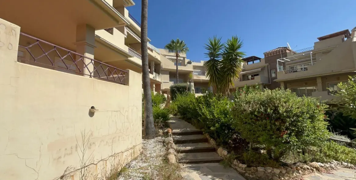 Sale of middle floor apartment in Estepona 12