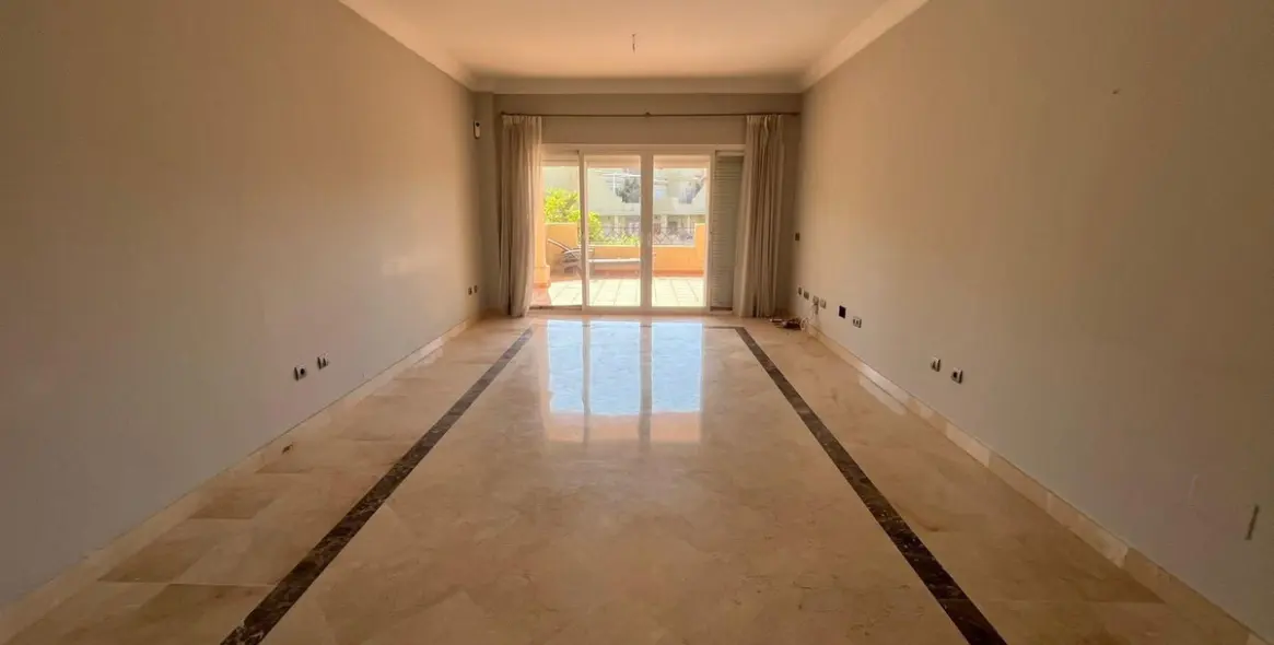 Sale of middle floor apartment in Estepona 14