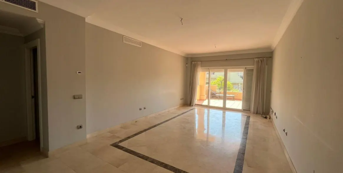 Sale of middle floor apartment in Estepona 15