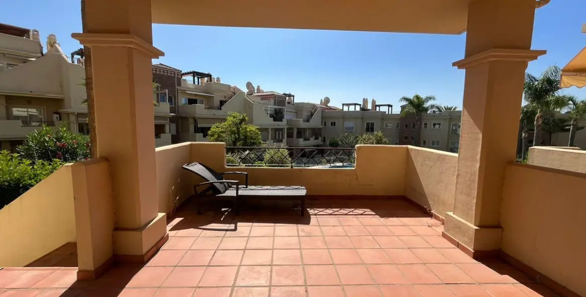 Sale of middle floor apartment in Estepona 16