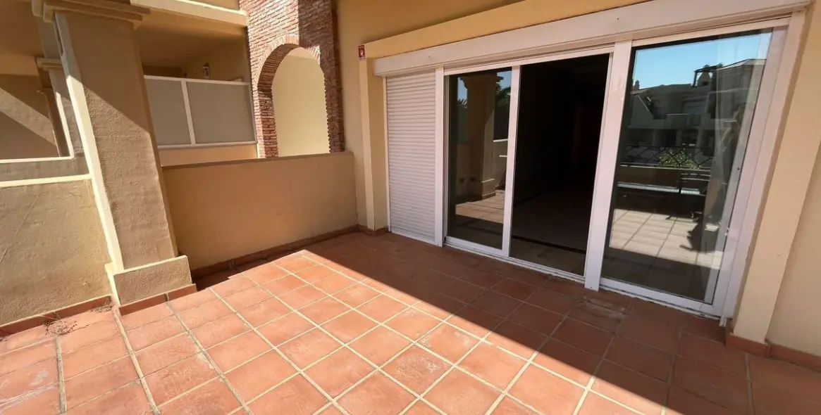 Sale of middle floor apartment in Estepona 17