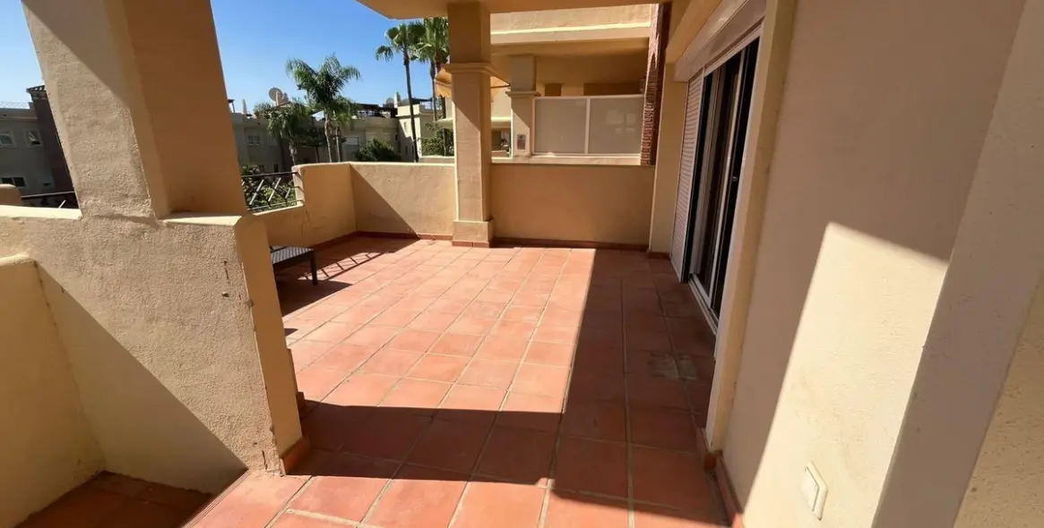 Sale of middle floor apartment in Estepona 18