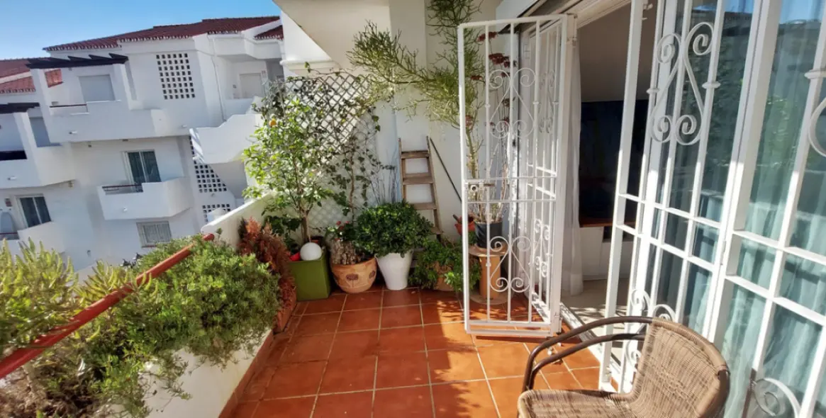 Sale of middle floor apartment in Bel Air 13