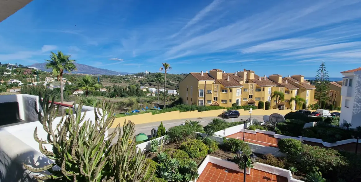Sale of middle floor apartment in Bel Air 17