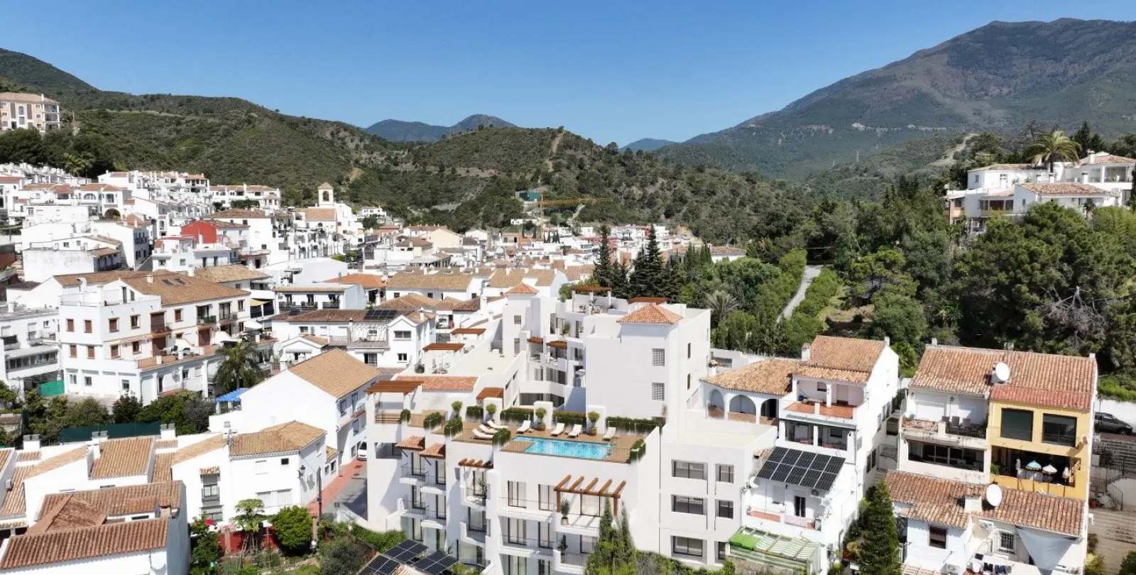 Sale of middle floor apartment in Benahavís 13