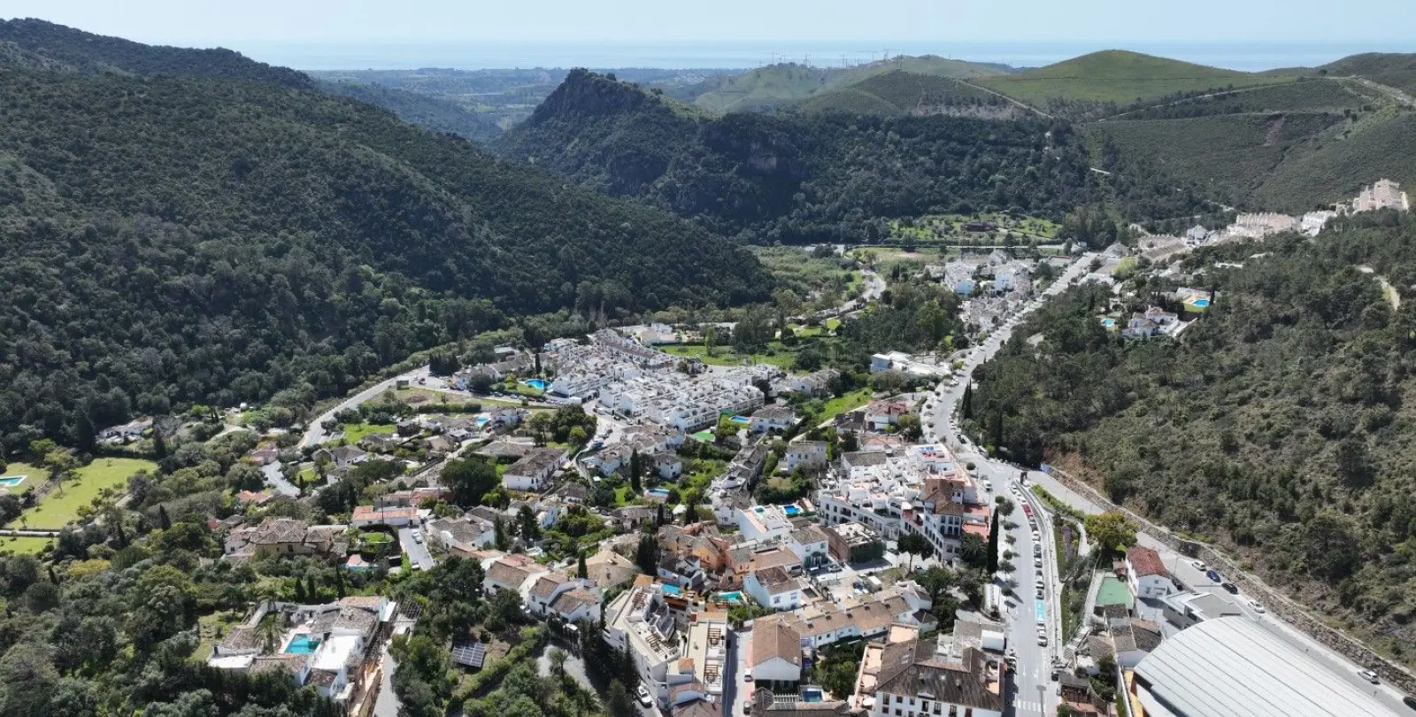 Sale of middle floor apartment in Benahavís 16