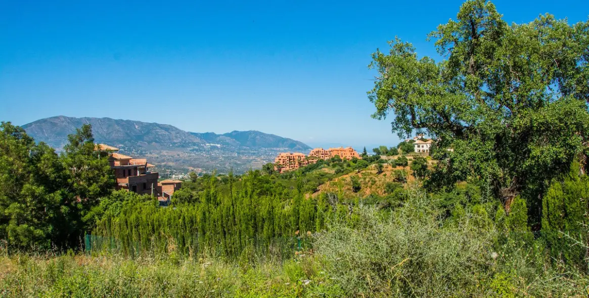 Продажа  жилого участка в La Mairena 4