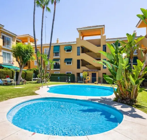 Sale of middle floor apartment in Guadalmina Baja