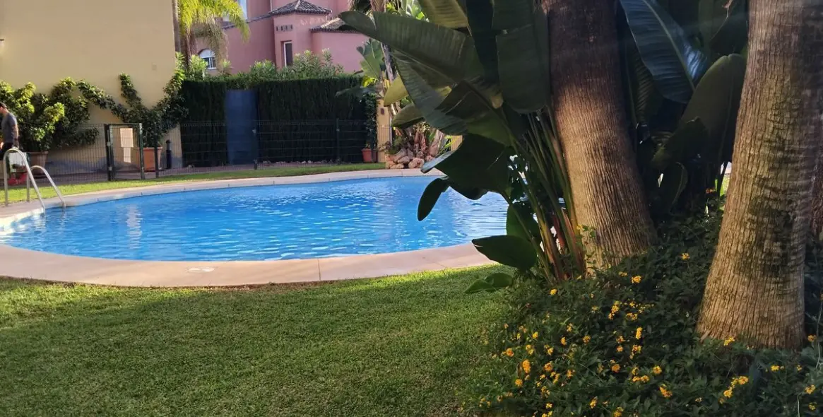 Sale of middle floor apartment in Guadalmina Baja 11