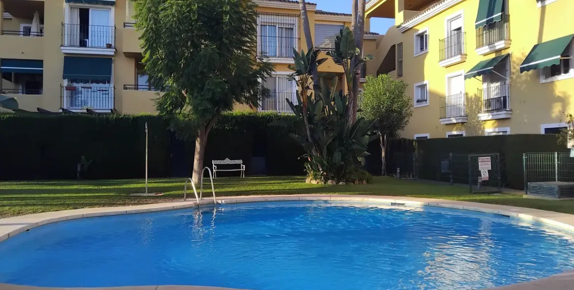 Sale of middle floor apartment in Guadalmina Baja 12