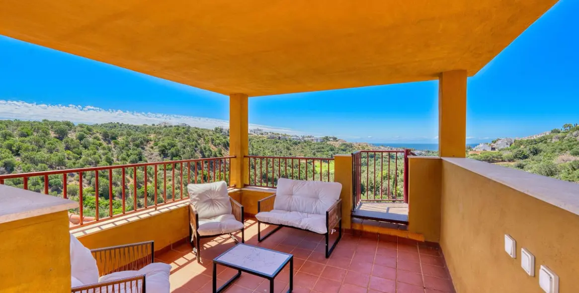 Sale of penthouse duplex in Elviria 1