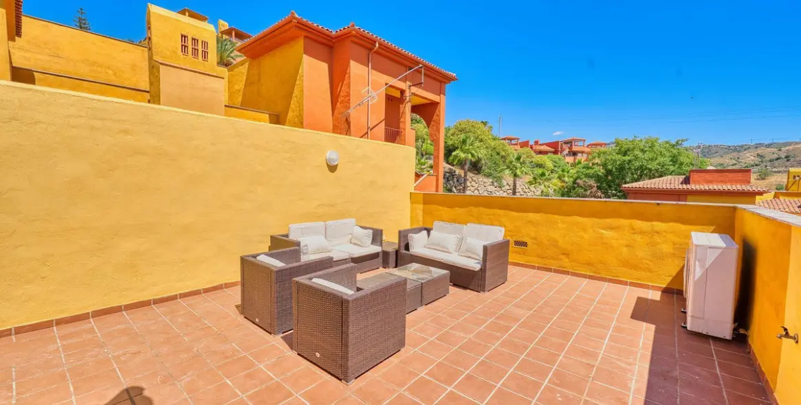 Sale of penthouse duplex in Elviria 3