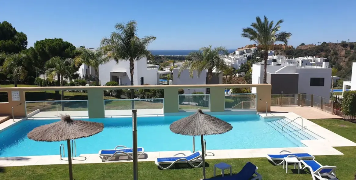 Sale of ground floor apartment in Estepona 1