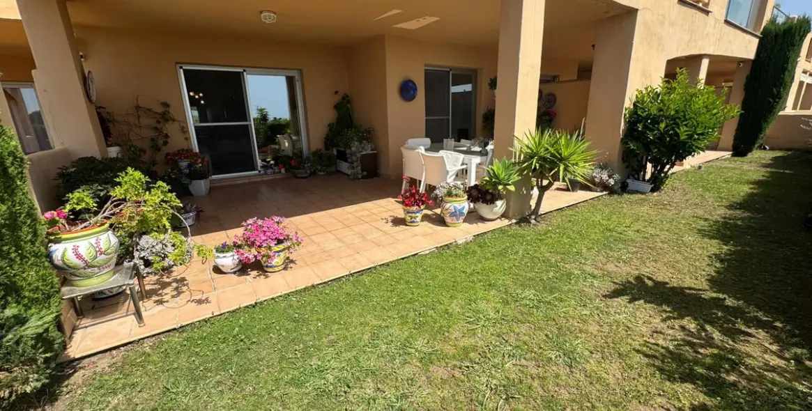 Sale of ground floor apartment in Estepona 12