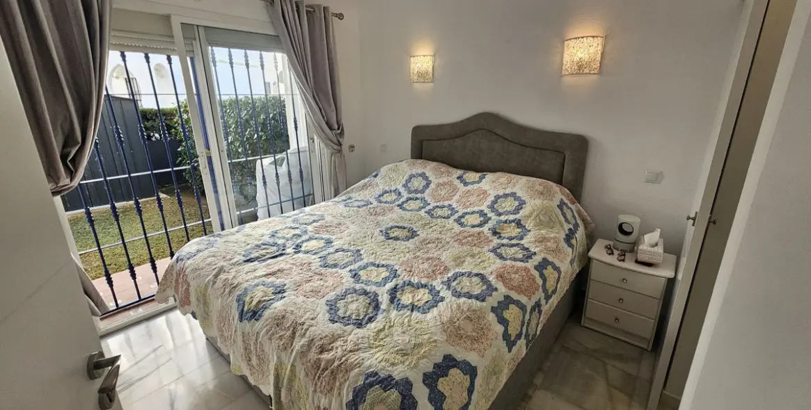 Sale of ground floor apartment in Calahonda 4