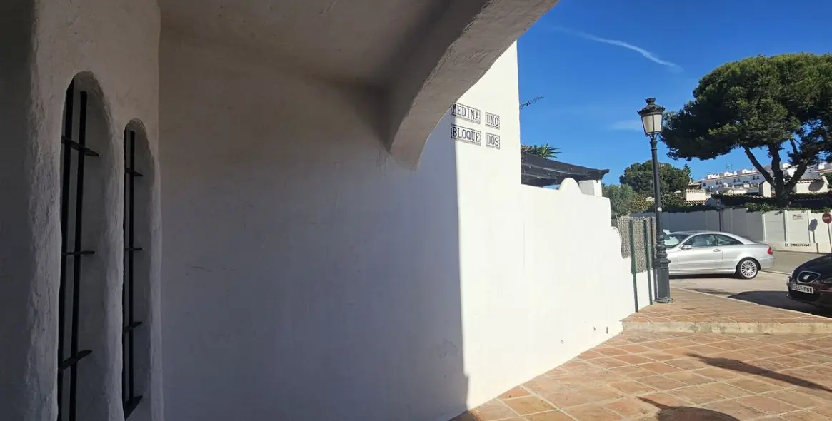 Sale of ground floor apartment in Calahonda 10