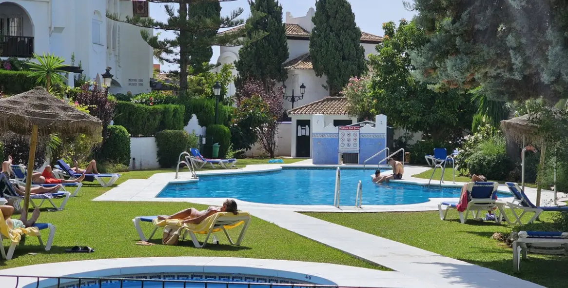 Sale of ground floor apartment in Calahonda 12