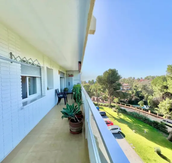 Sale of middle floor apartment in Las Chapas