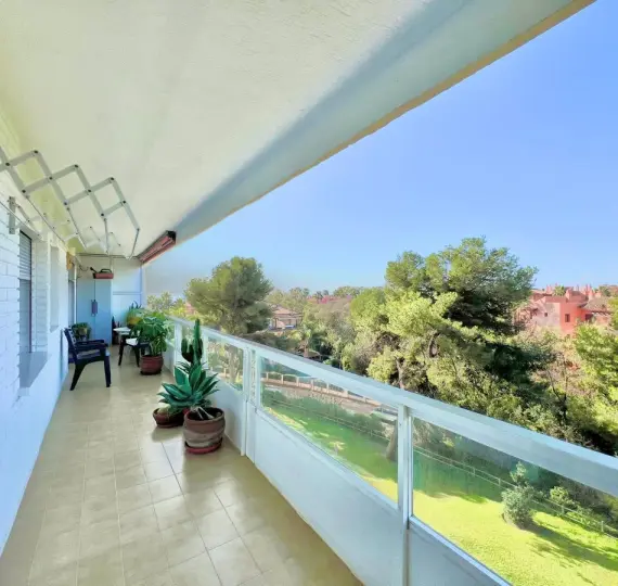 Sale of middle floor apartment in Las Chapas