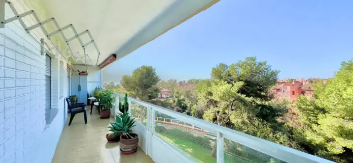 Sale of middle floor apartment in Las Chapas 2