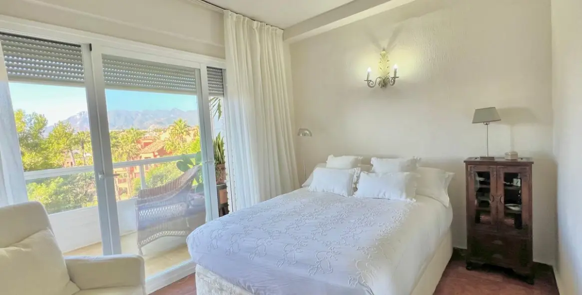 Sale of middle floor apartment in Las Chapas 12