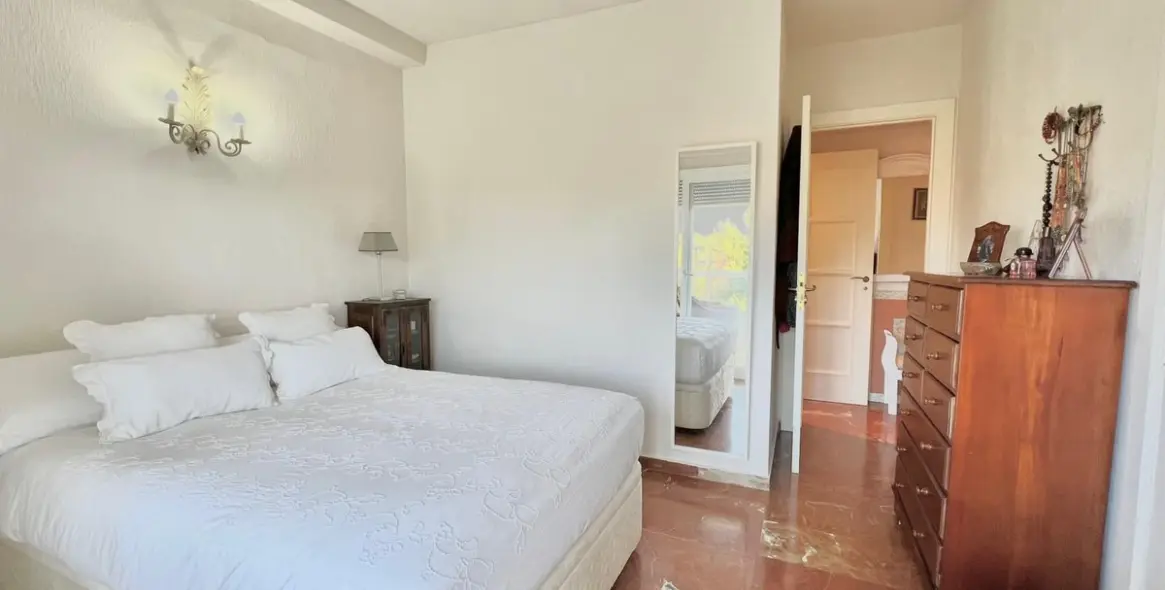 Sale of middle floor apartment in Las Chapas 13