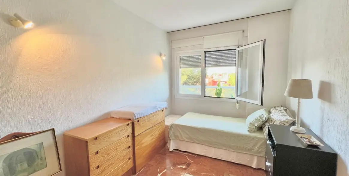 Sale of middle floor apartment in Las Chapas 14