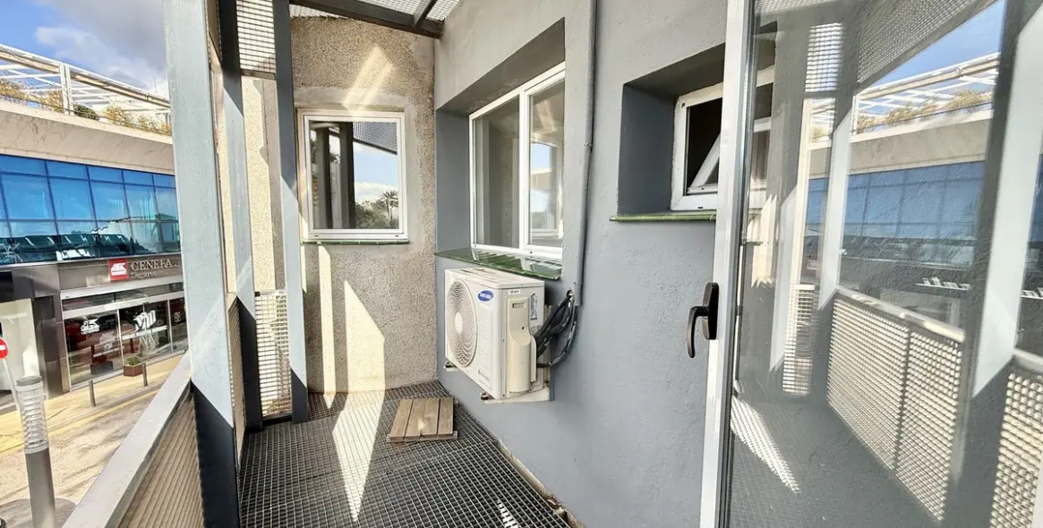 Venta de oficina en Puerto Banús 8